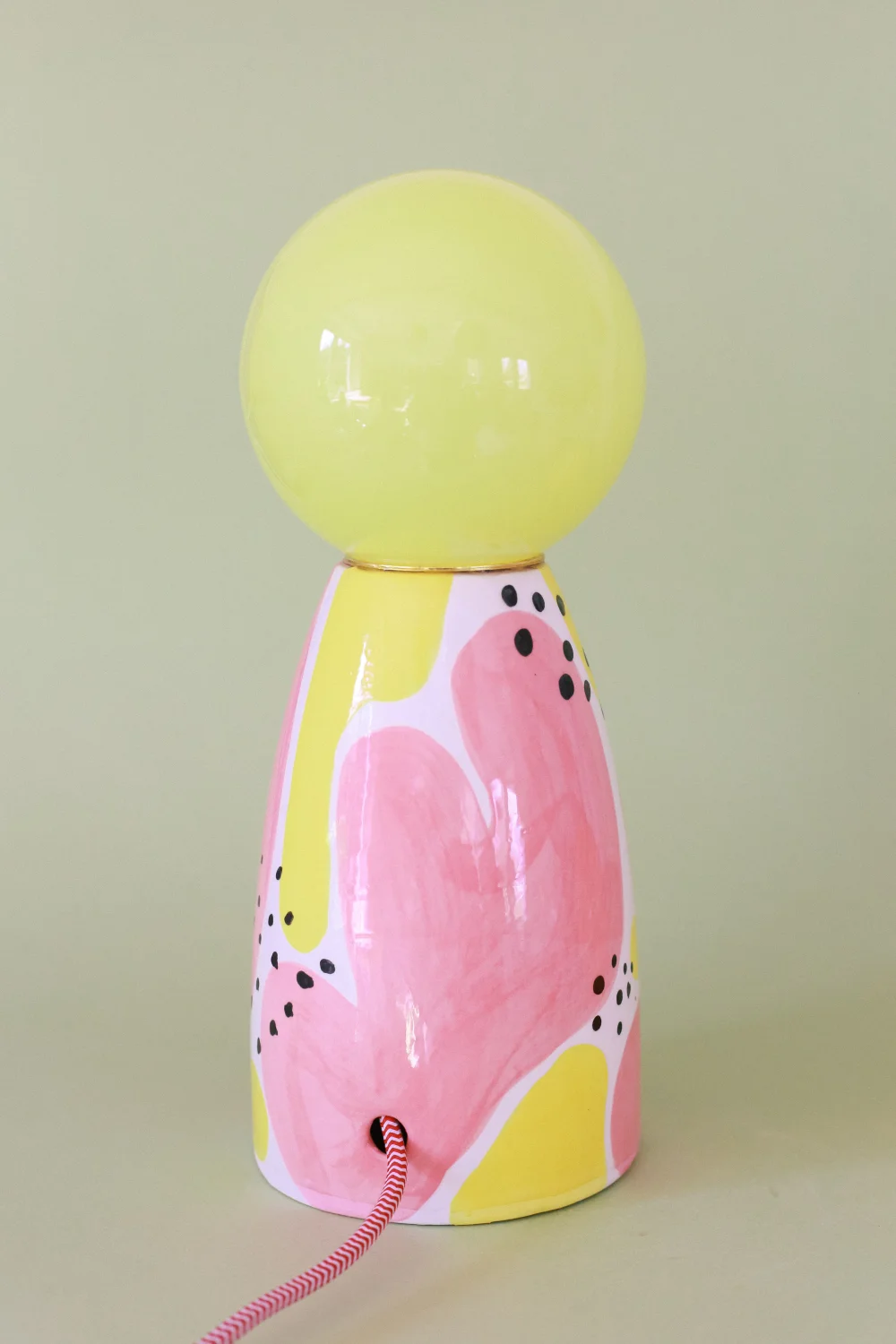 lampa abstrakcyjna różowo żólta z biało czerwonym kablem i żółtym kloszem