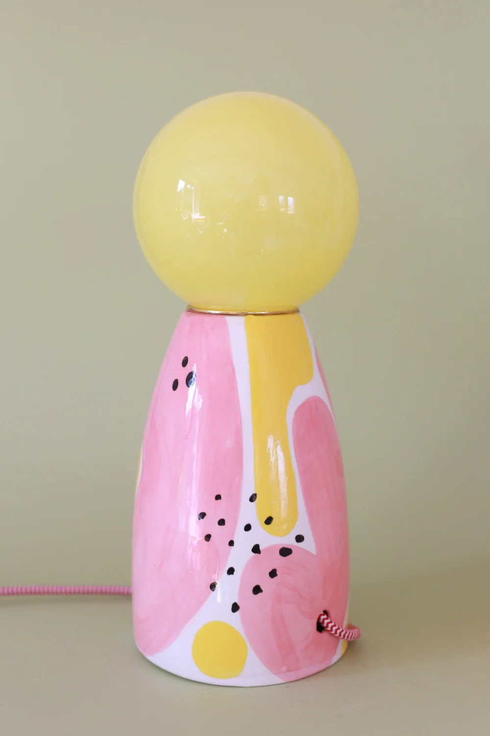 lampa abstrakcyjna różowo żólta z biało czerwonym kablem i żółtym kloszem
