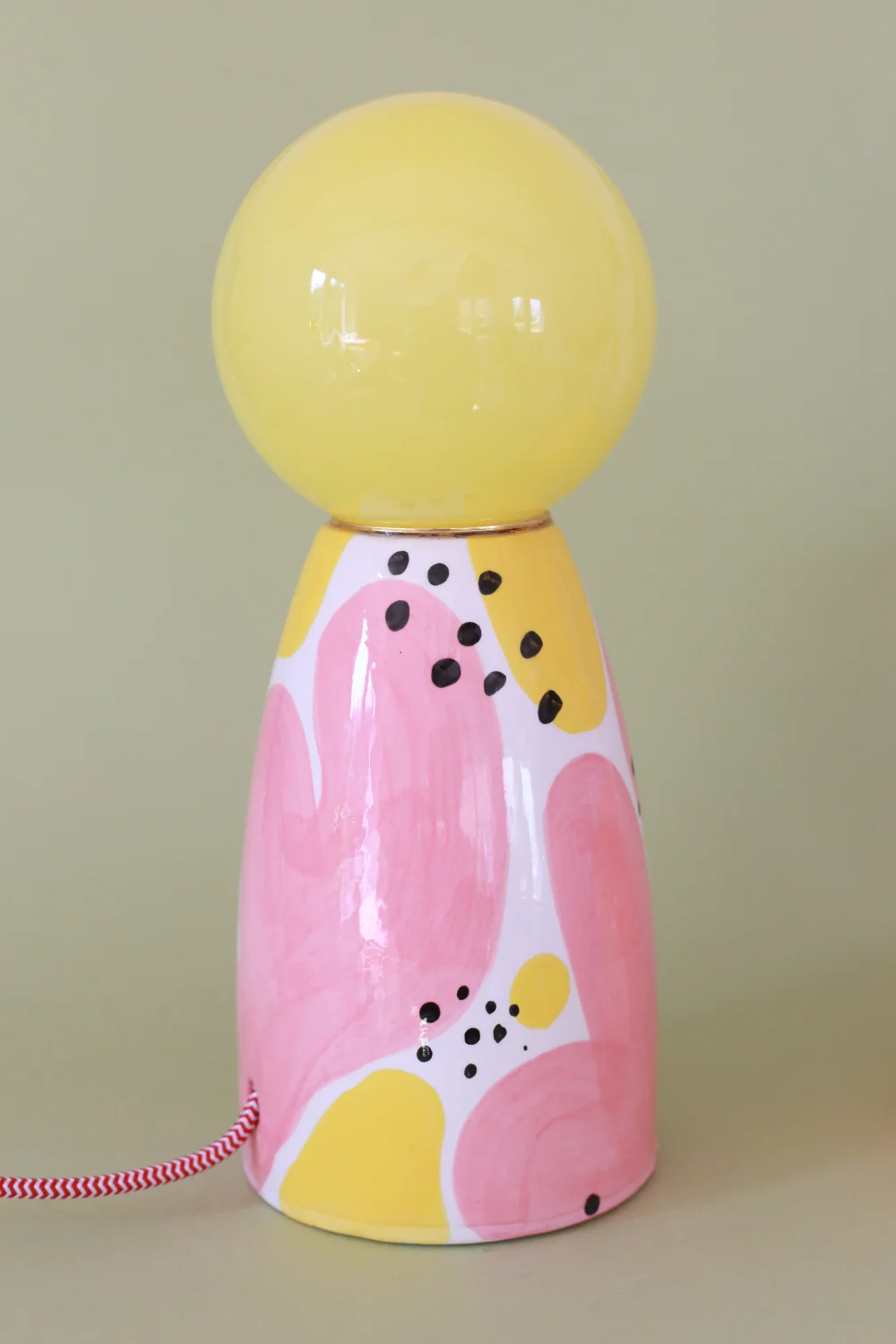 lampa abstrakcyjna różowo żólta z biało czerwonym kablem i żółtym kloszem