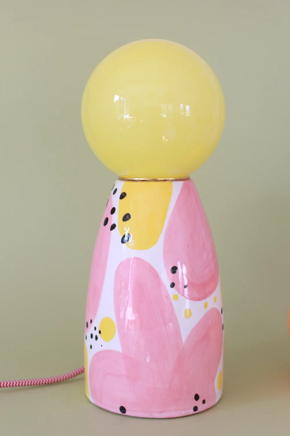 lampa abstrakcyjna różowo żólta z biało czerwonym kablem i żółtym kloszem