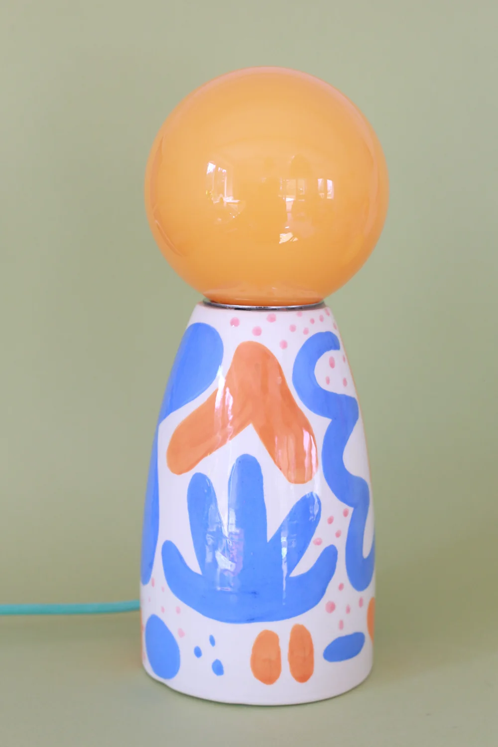 lampa abstrakcyjna kobaltowo pomarańczowa z pomarańczowym kloszem