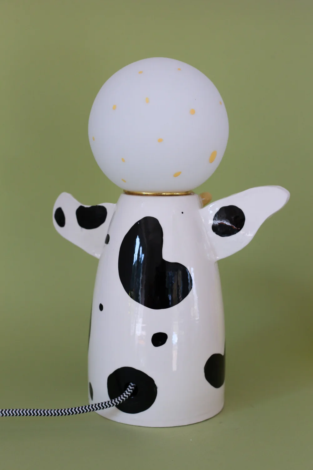 lampa krowa czarno biały kabel