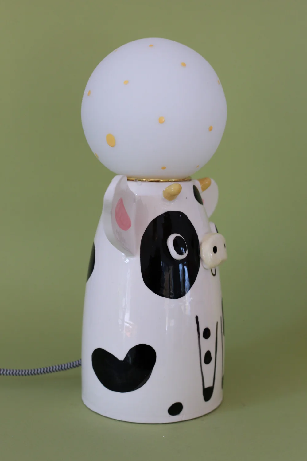 lampa krowa czarno biały kabel