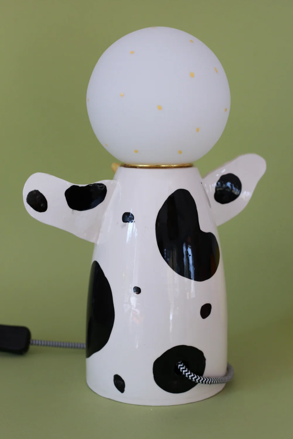 lampa krowa czarno biały kabel