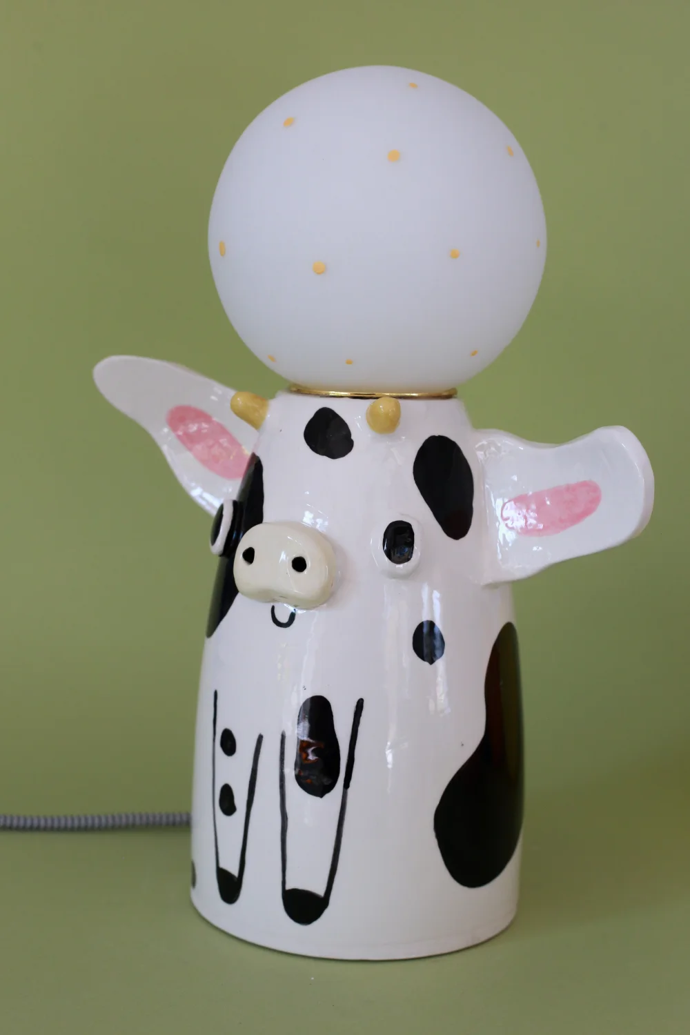 lampa krowa czarno biały kabel