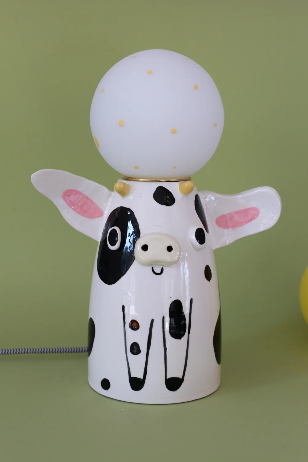 lampa krowa czarno biały kabel