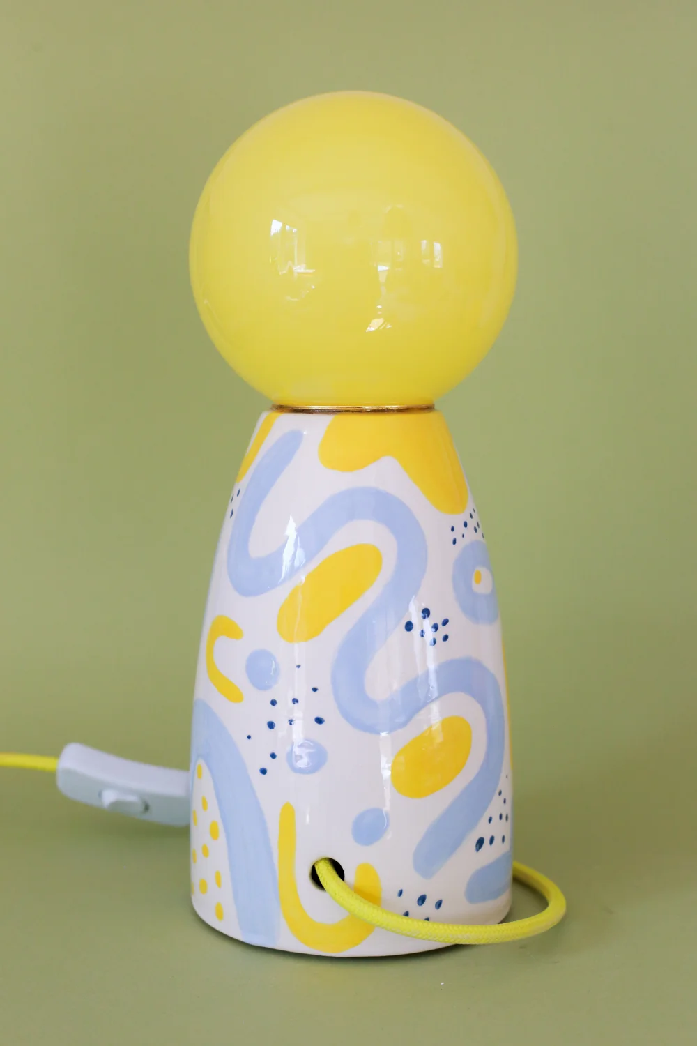 lampa abstrakcyjna żółto błękitna z żółtym kloszem