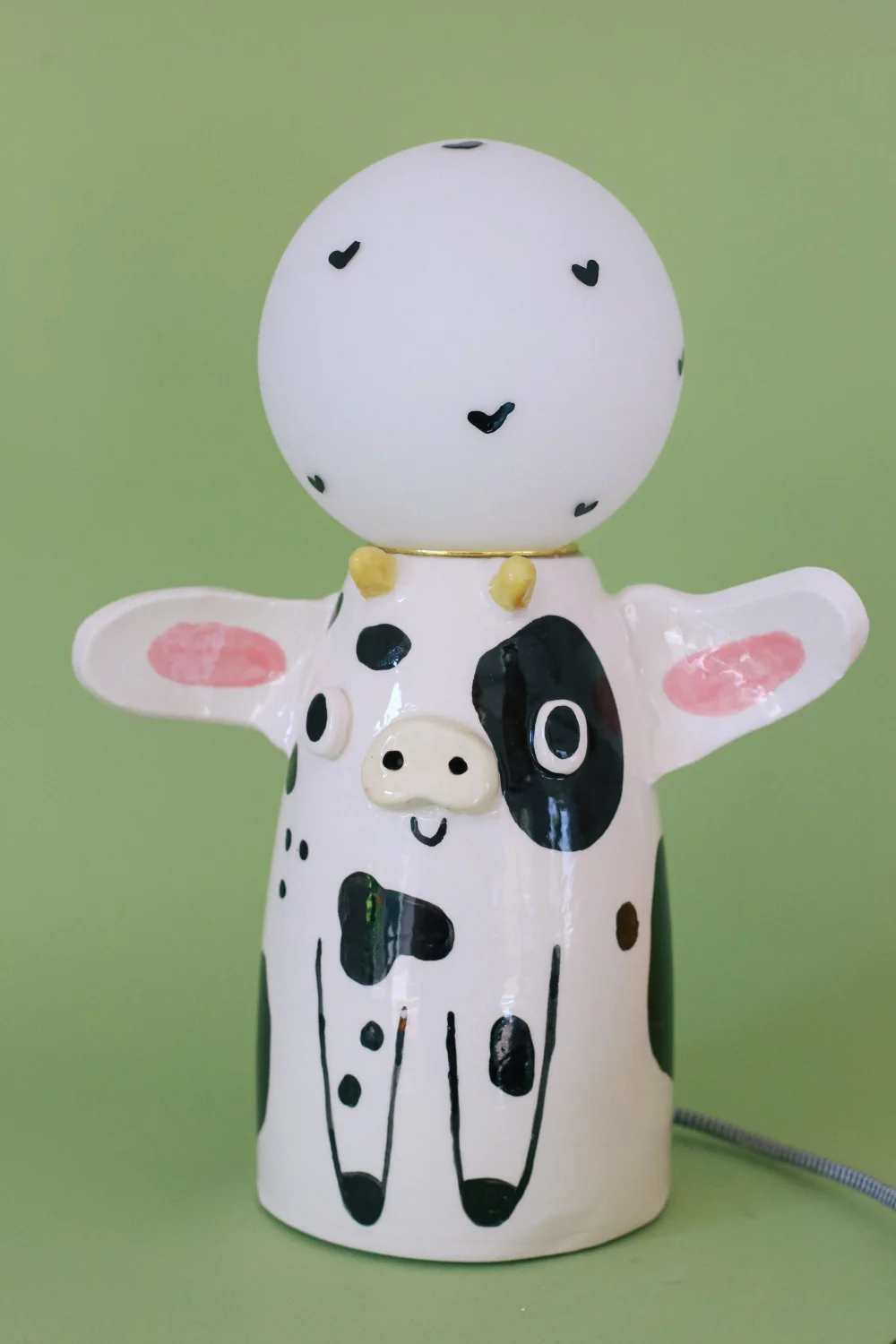 lampa krowa czarno biały kabel