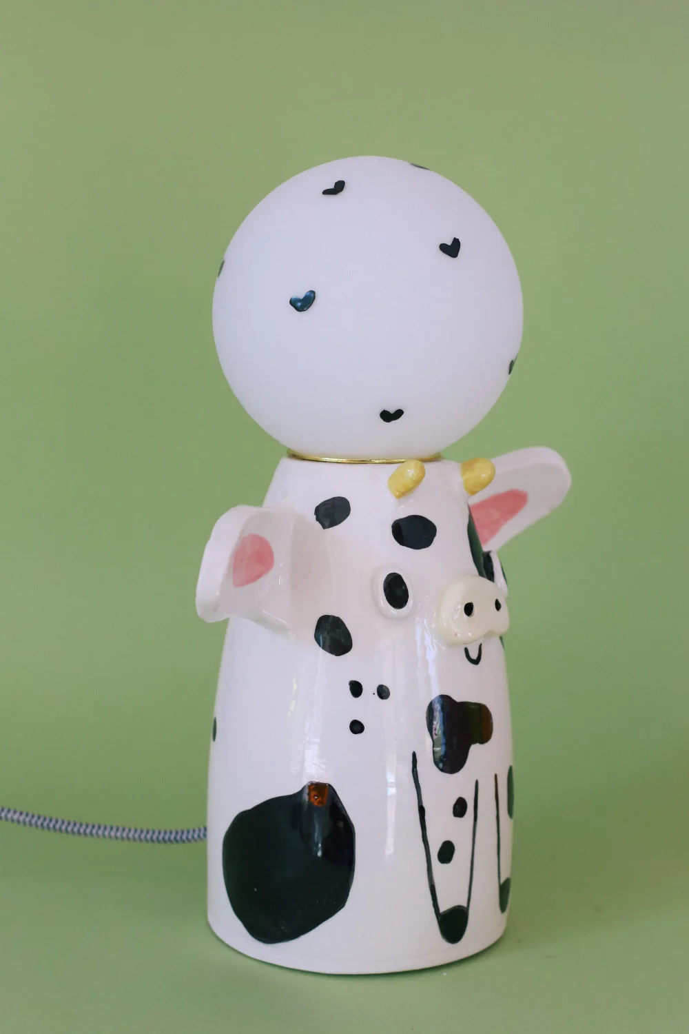 lampa krowa czarno biały kabel