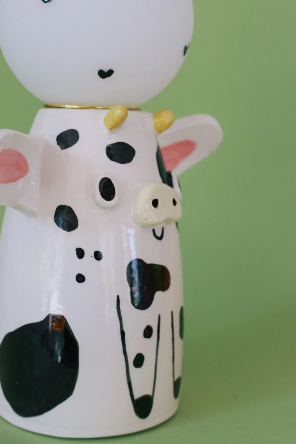 lampa krowa czarno biały kabel