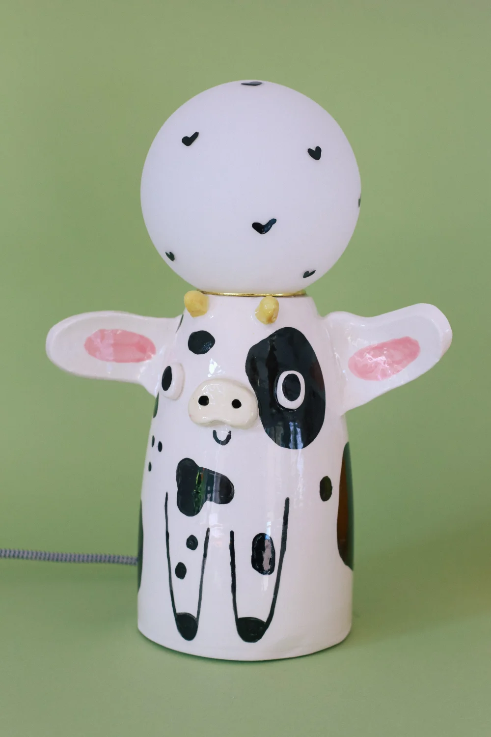 lampa krowa czarno biały kabel