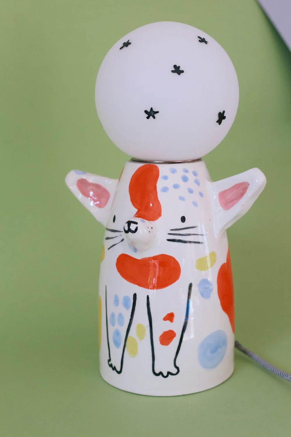 lampa kot z intenstywnym pomarańczowym