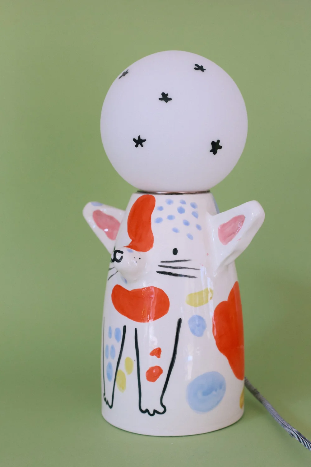 lampa kot z intenstywnym pomarańczowym