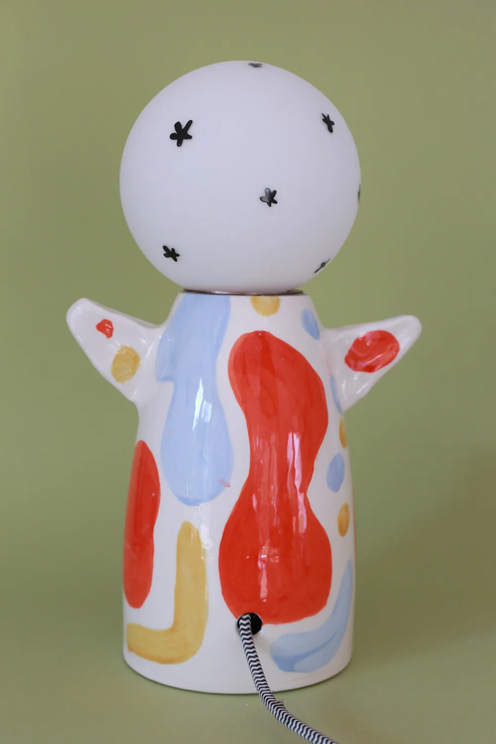 lampa kot z intenstywnym pomarańczowym