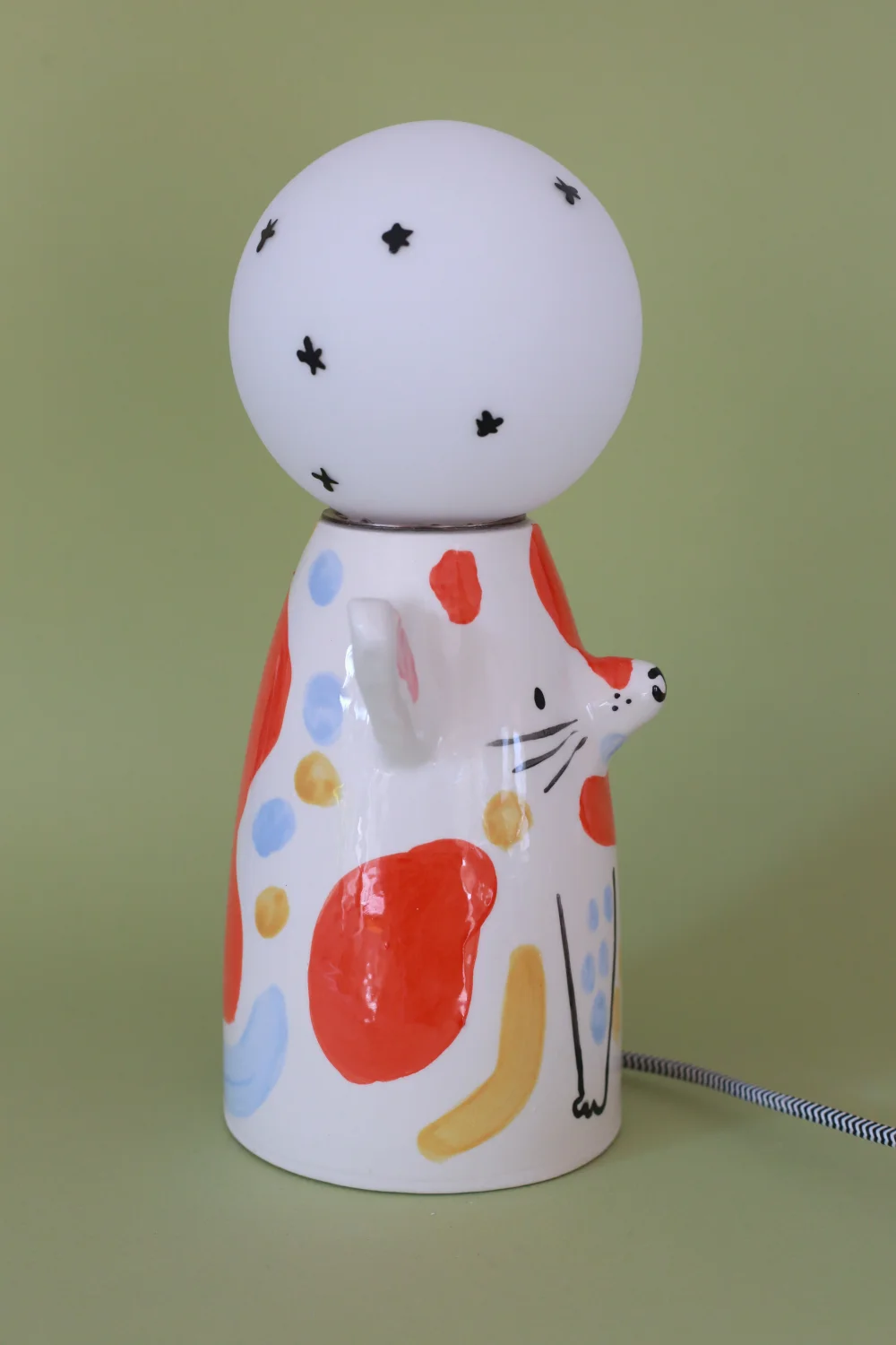 lampa kot z intenstywnym pomarańczowym