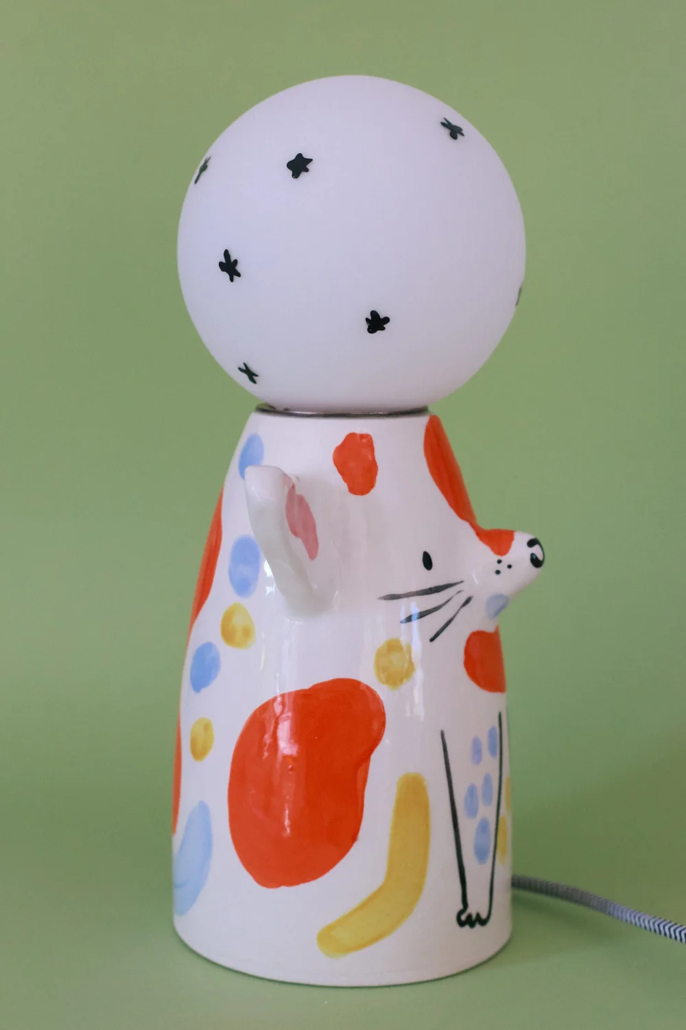 lampa kot z intenstywnym pomarańczowym