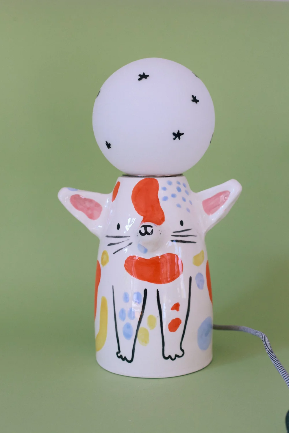 lampa kot z intenstywnym pomarańczowym