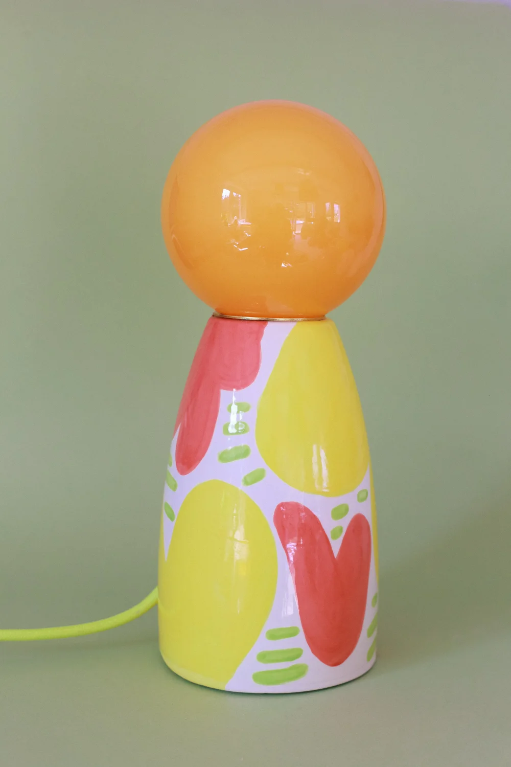 lampa abstrakcyjna żółto czerwona z pomarańczowym kloszem