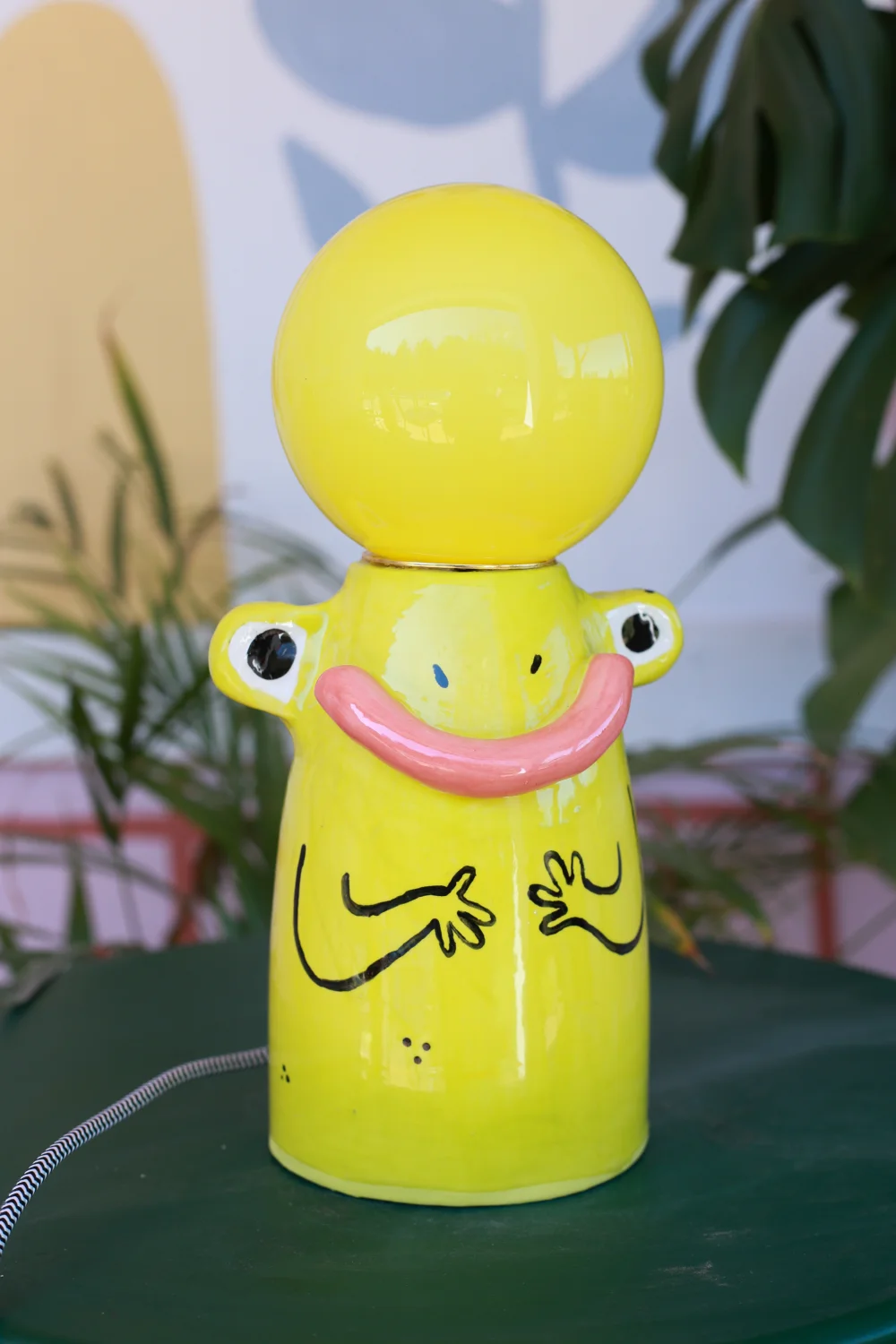 lampa żaba czarno biały kabel