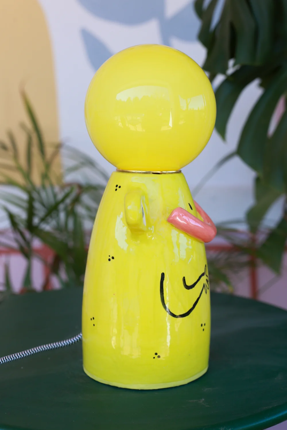 lampa żaba czarno biały kabel