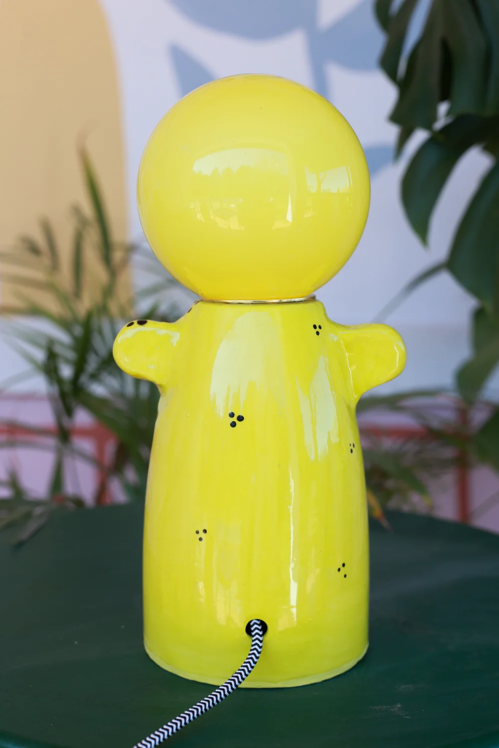 lampa żaba czarno biały kabel