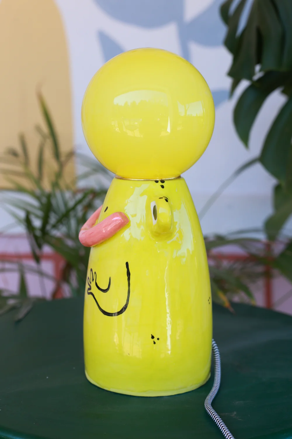 lampa żaba czarno biały kabel