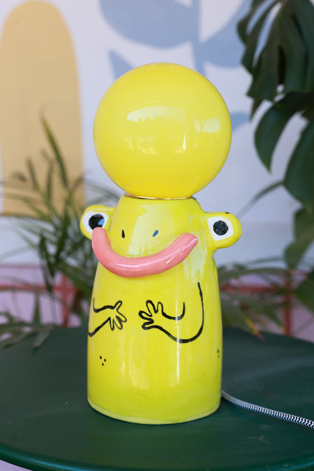 lampa żaba czarno biały kabel