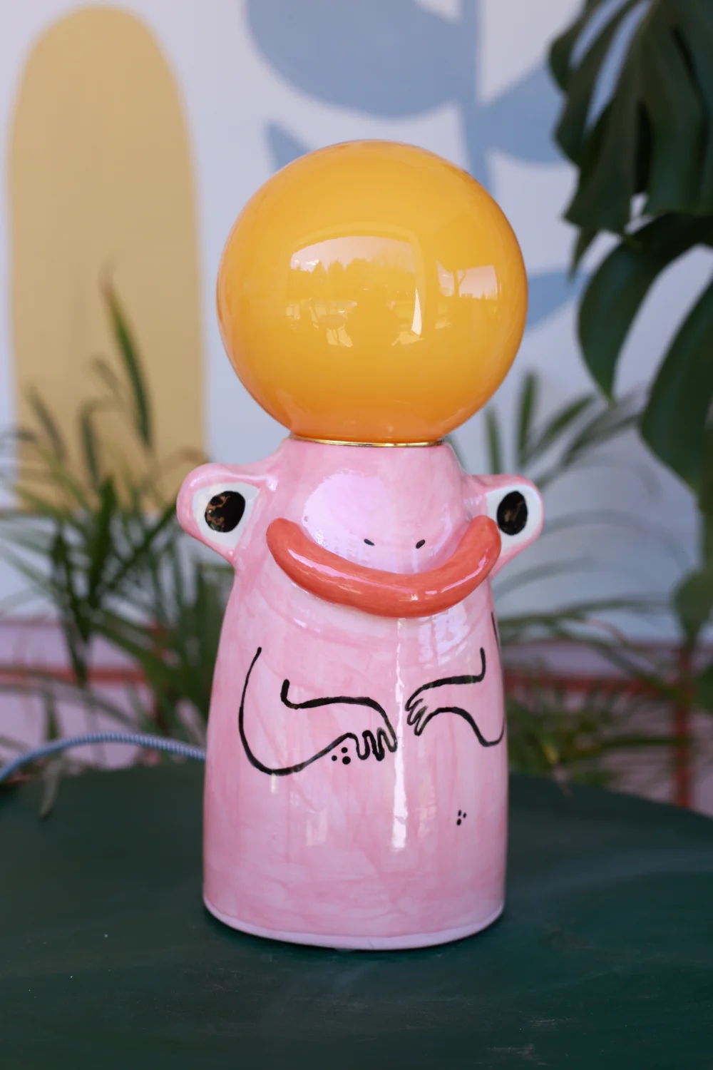 lampa żaba różowa biało czarny kabel