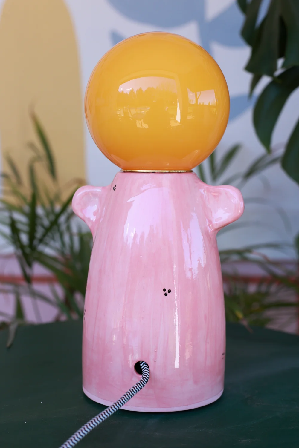 lampa żaba różowa biało czarny kabel