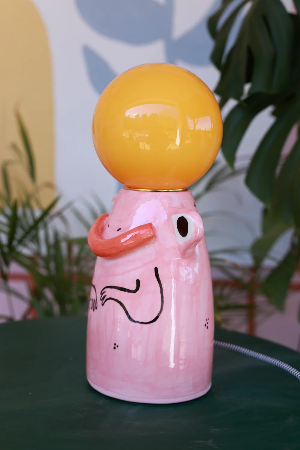 lampa żaba różowa biało czarny kabel