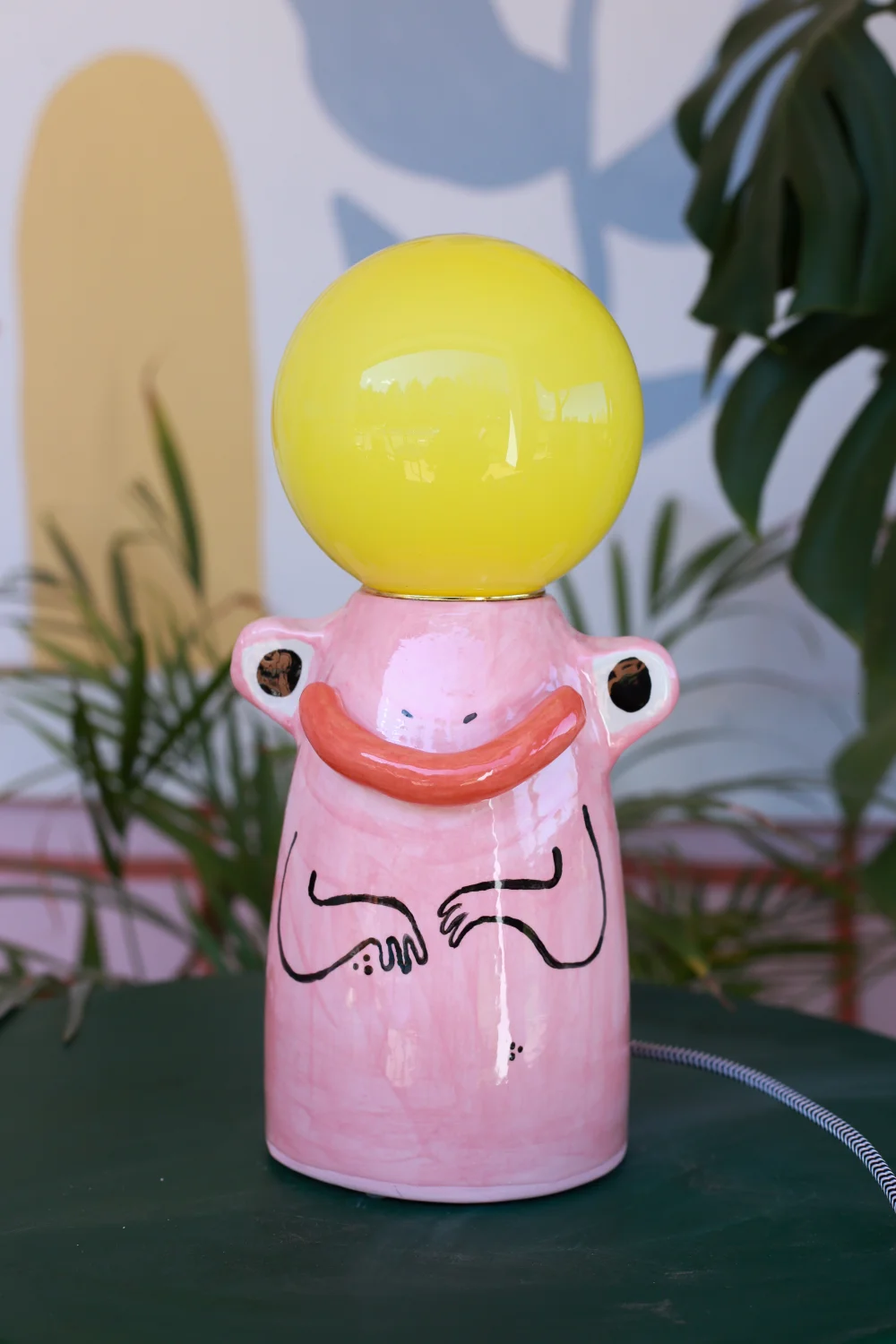 lampa żaba różowa biało czarny kabel