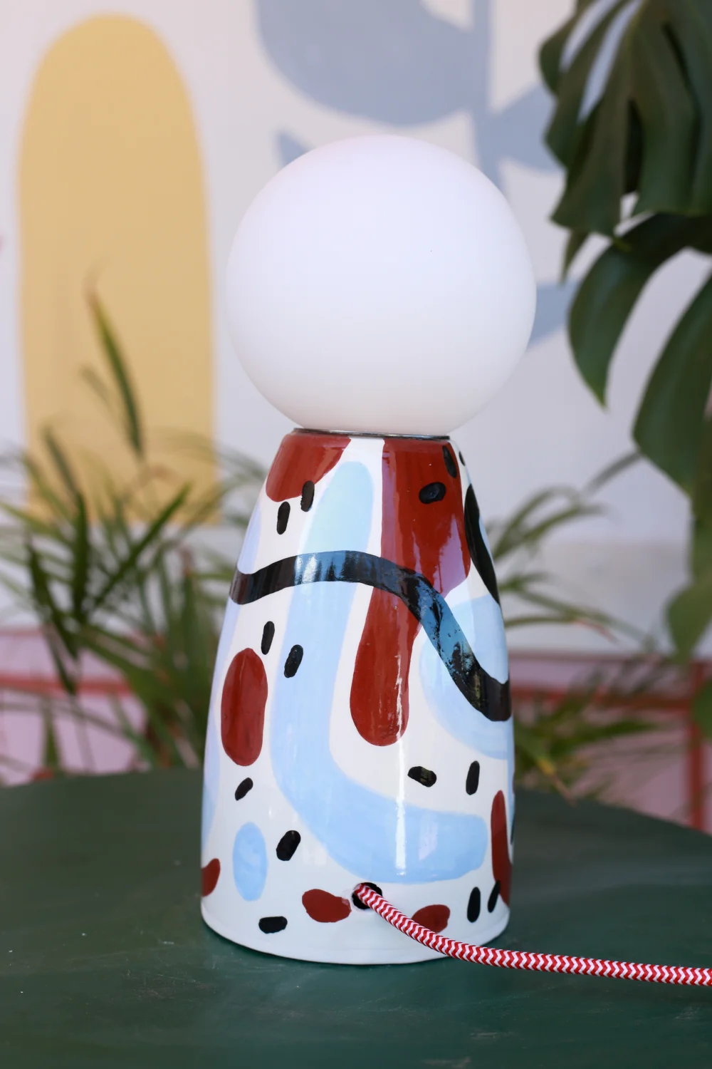 lampa abstrakcyjna z czarnym mazem