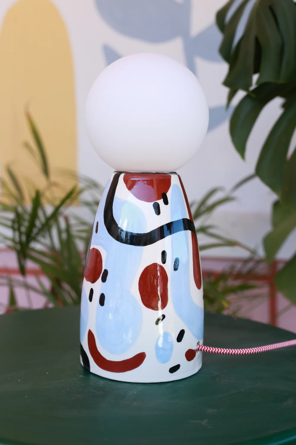 lampa abstrakcyjna z czarnym mazem