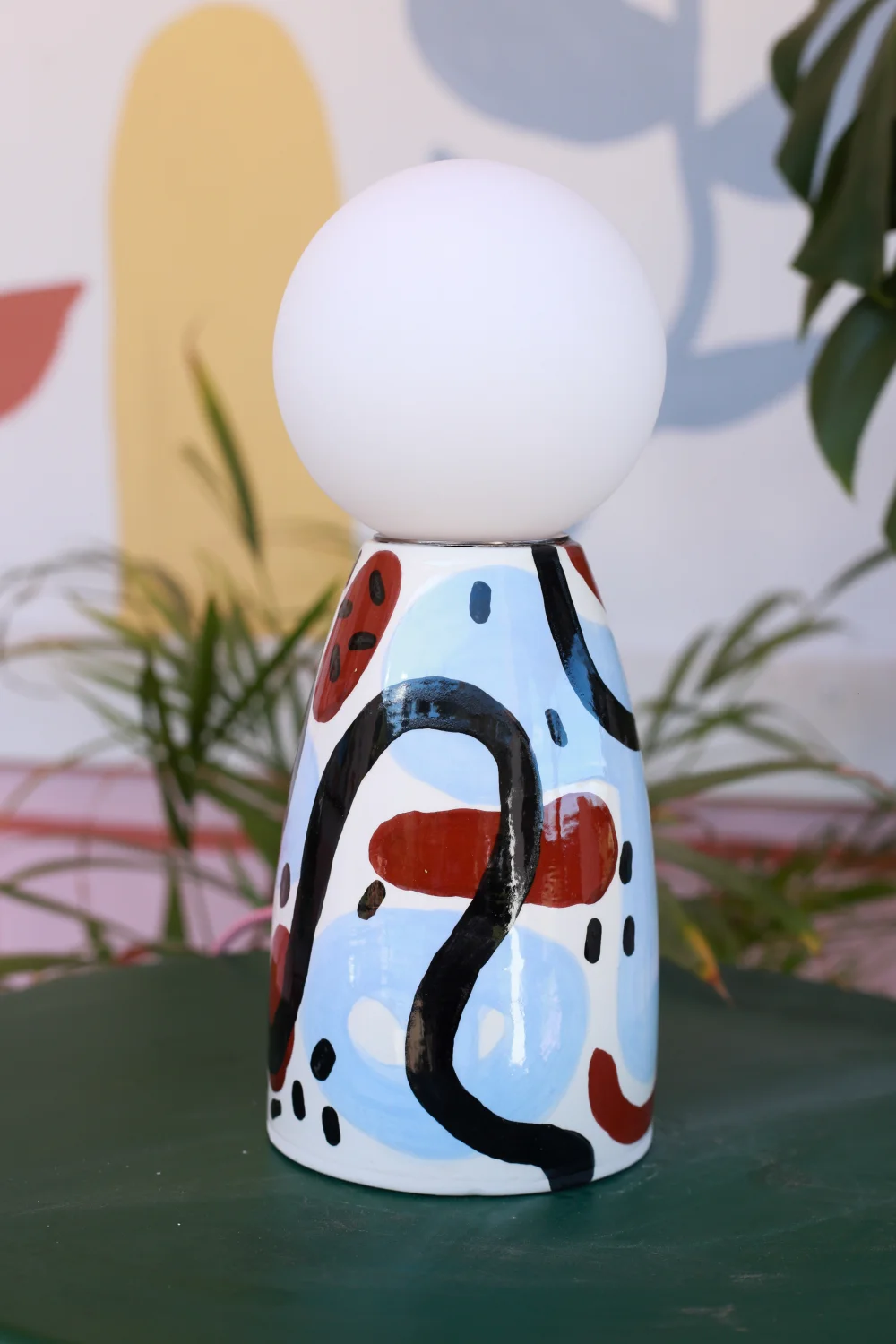 lampa abstrakcyjna z czarnym mazem