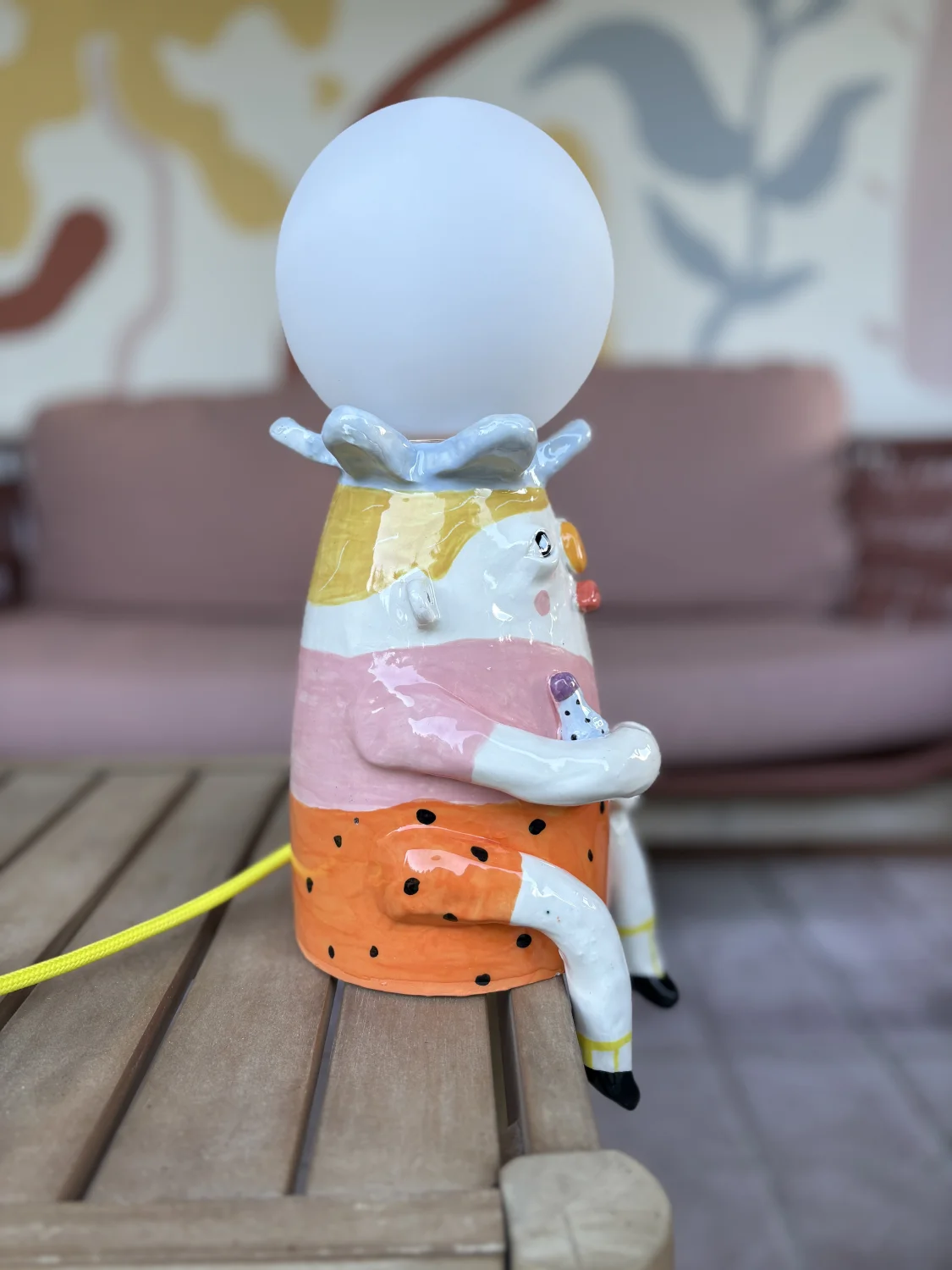 lampa smutny ktoś z butlą %