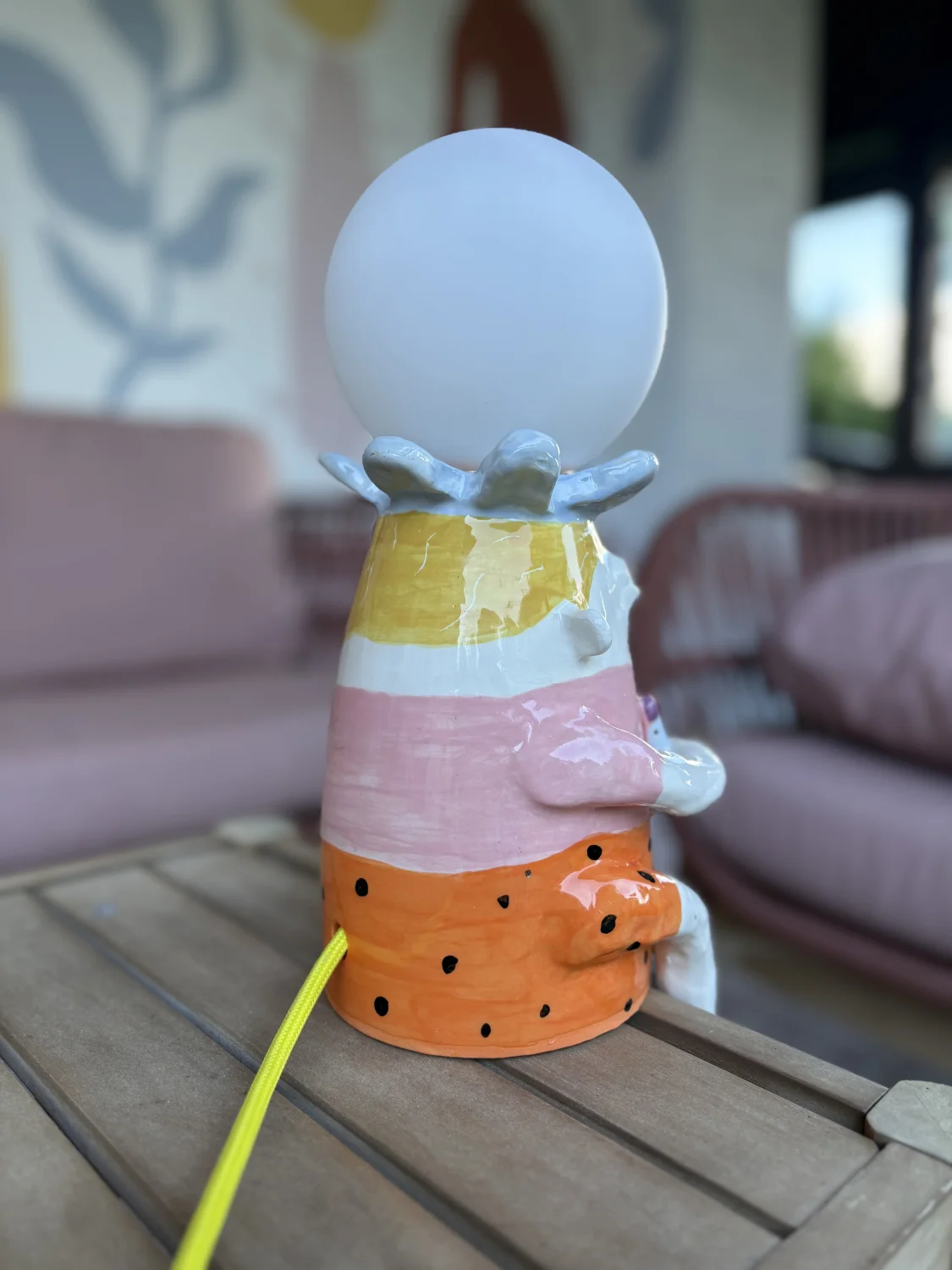 lampa smutny ktoś z butlą %