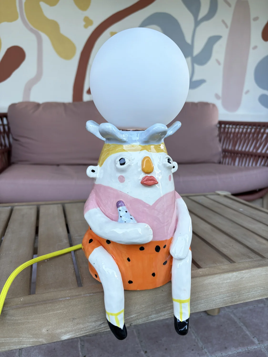 lampa smutny ktoś z butlą %
