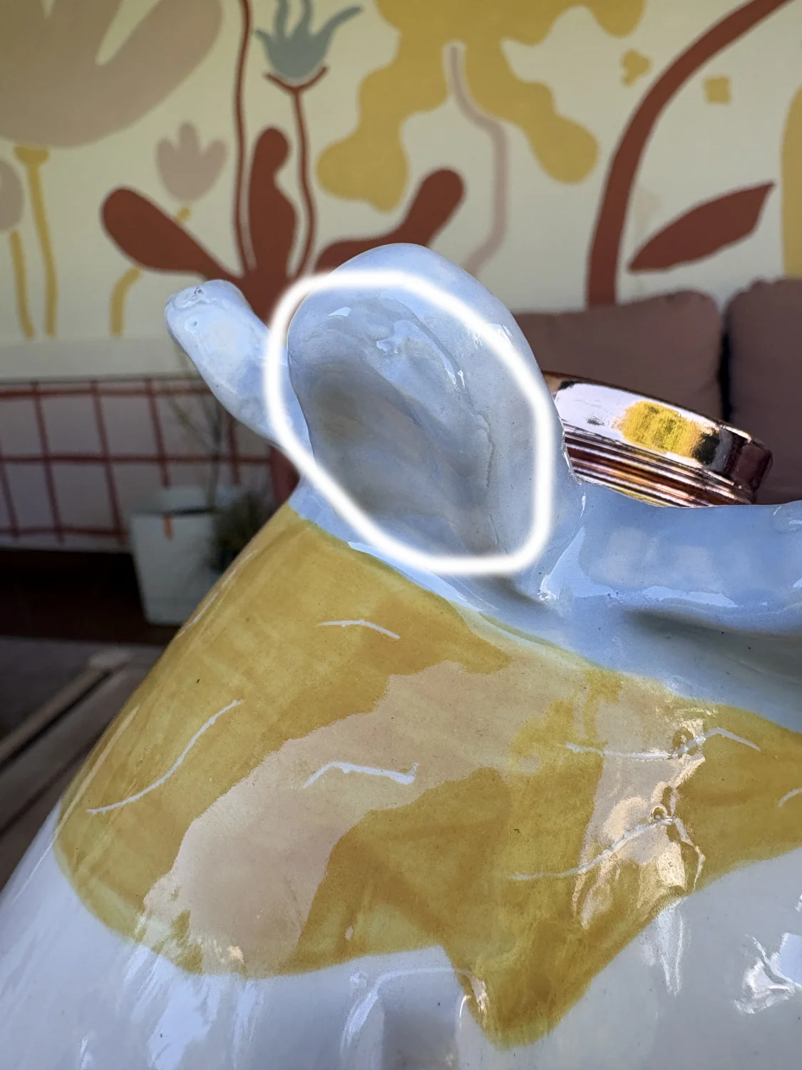 lampa smutny ktoś z butlą %