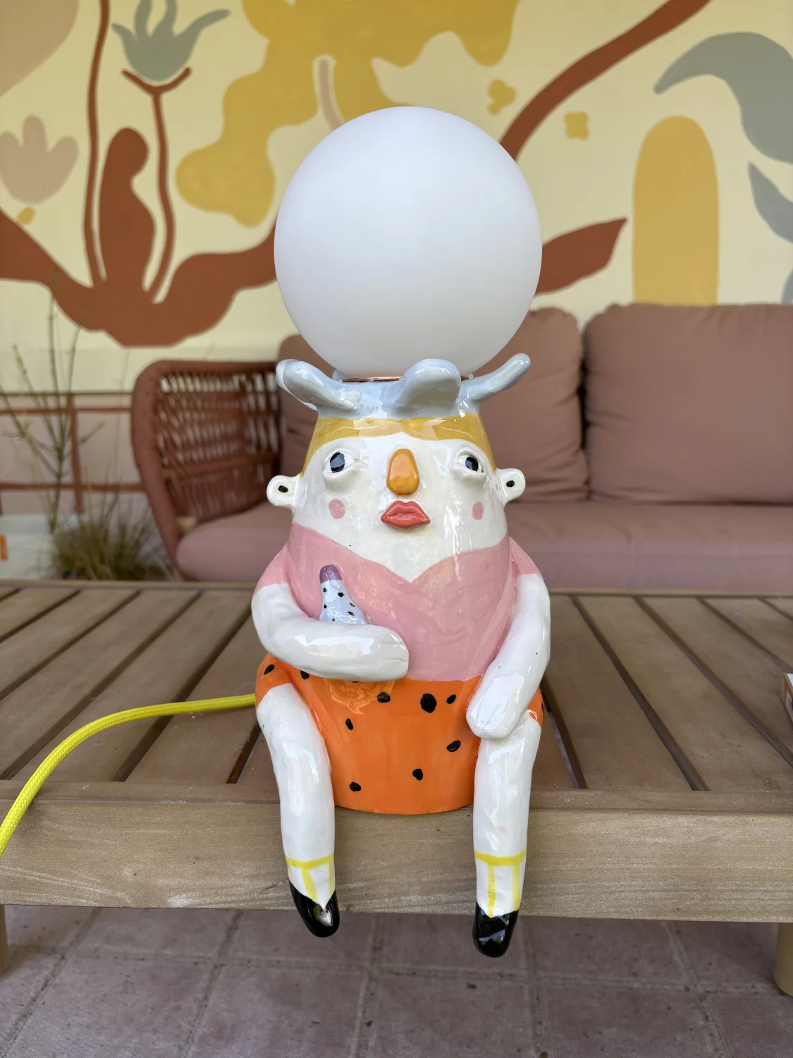 lampa smutny ktoś z butlą %