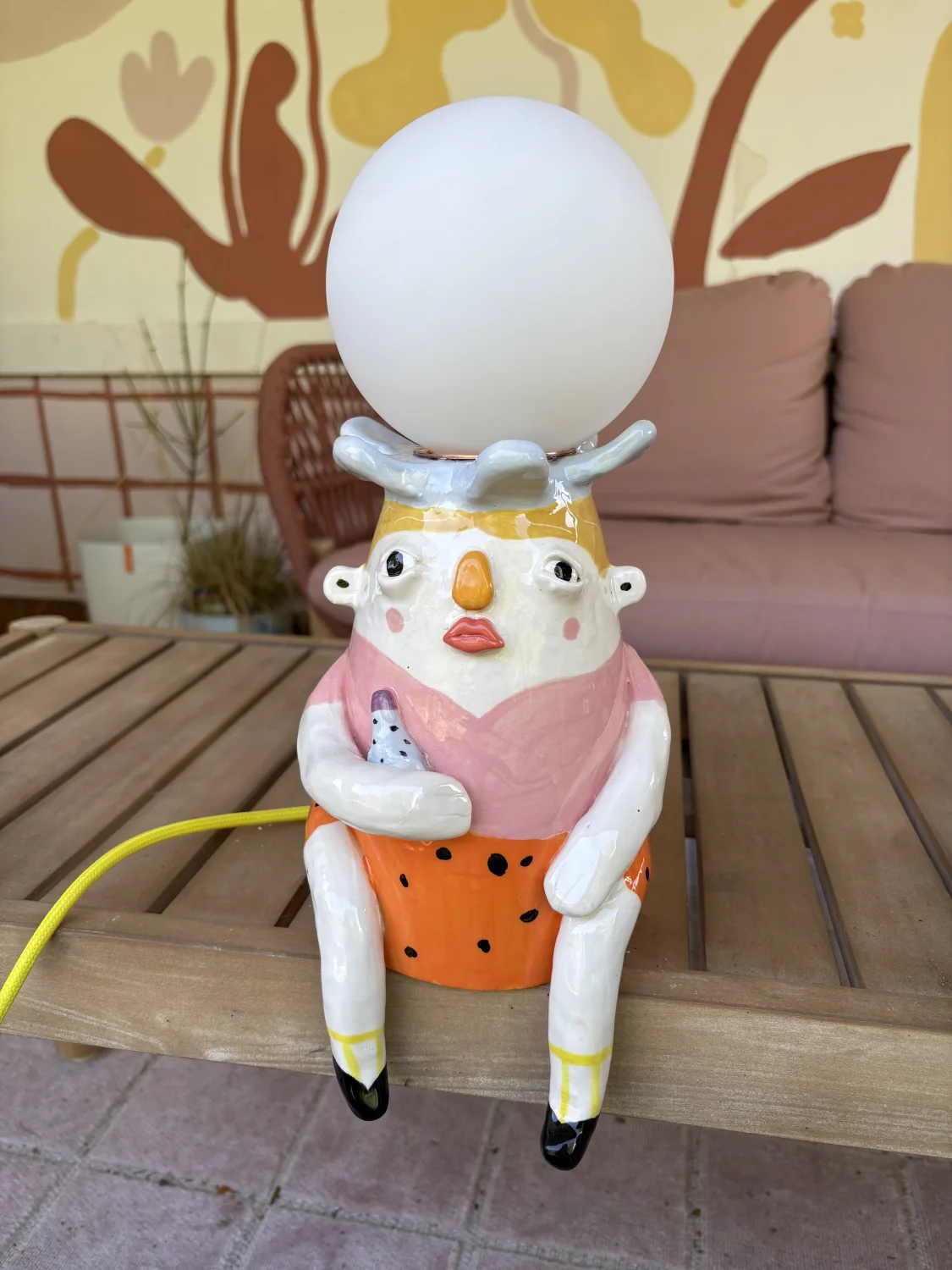 lampa smutny ktoś z butlą %