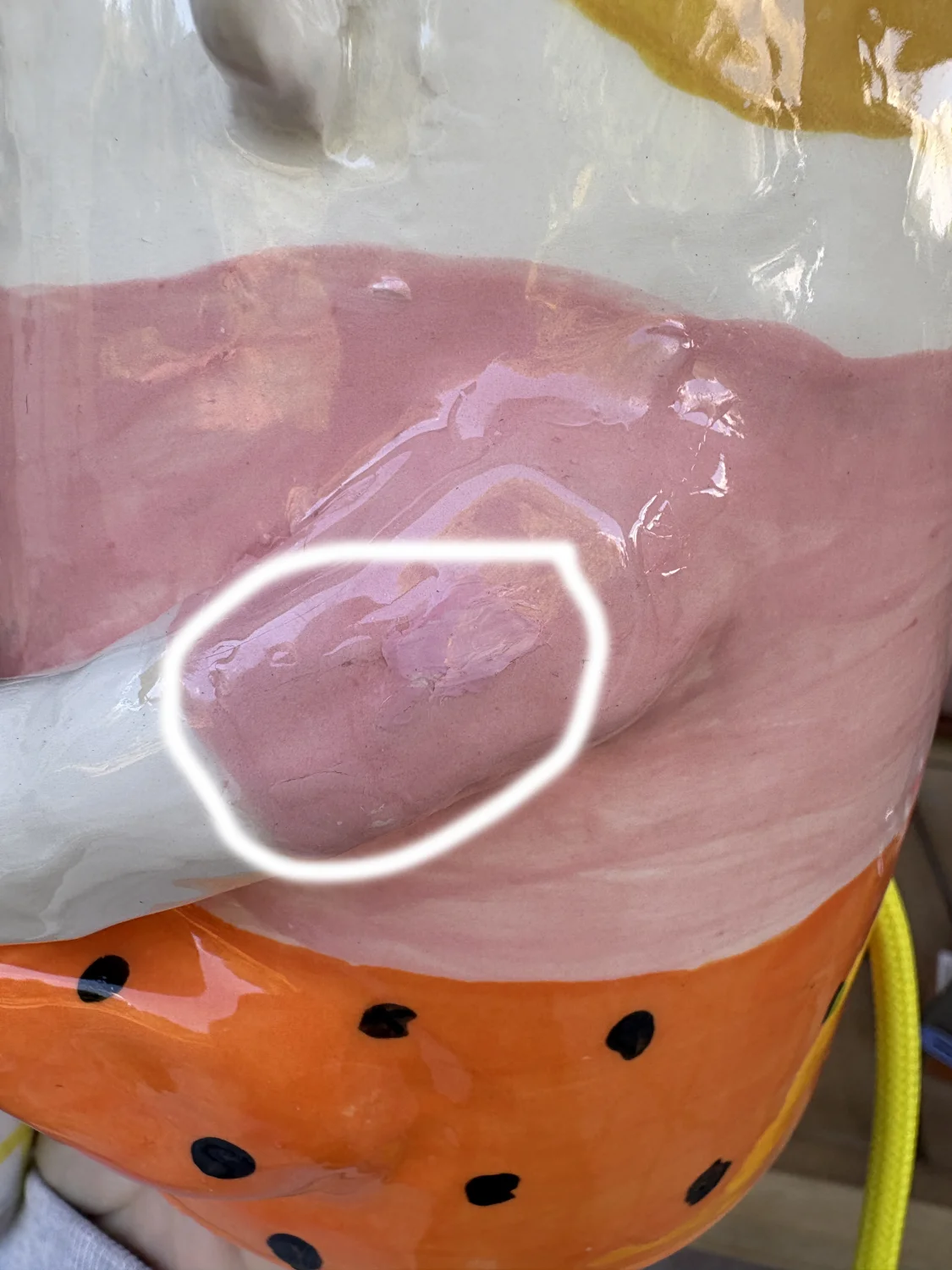 lampa smutny ktoś z butlą %