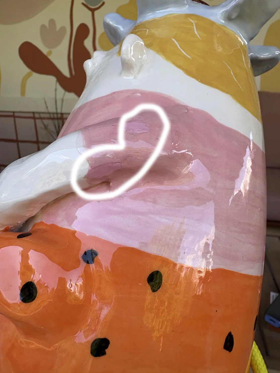 lampa smutny ktoś z butlą %
