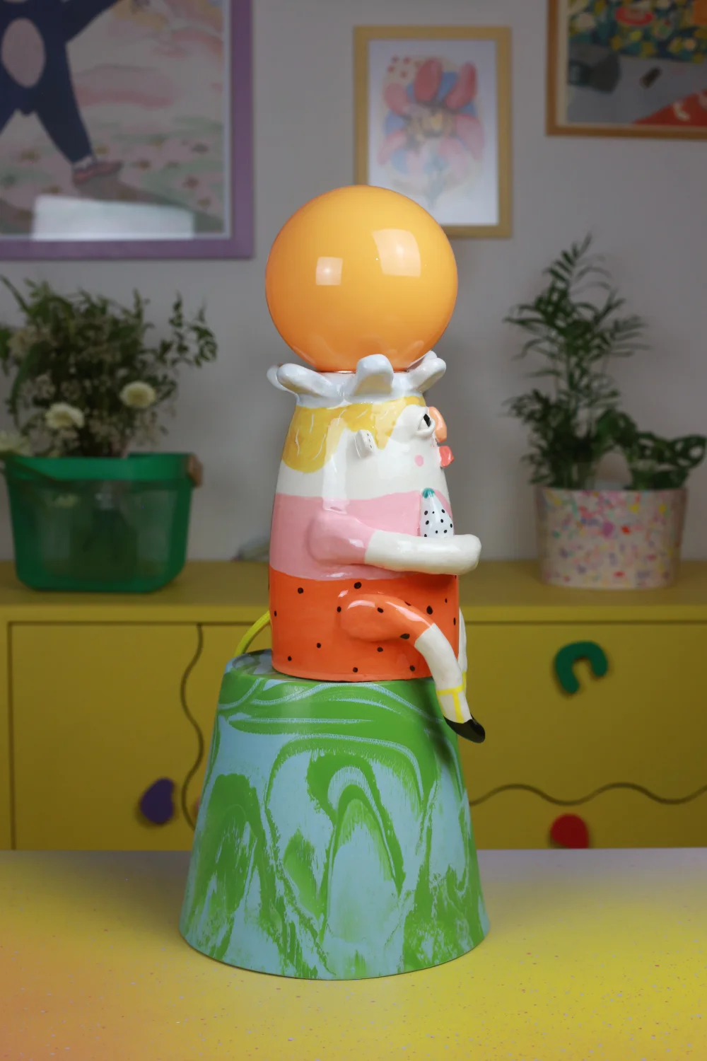 lampa smutny ktoś z butlą