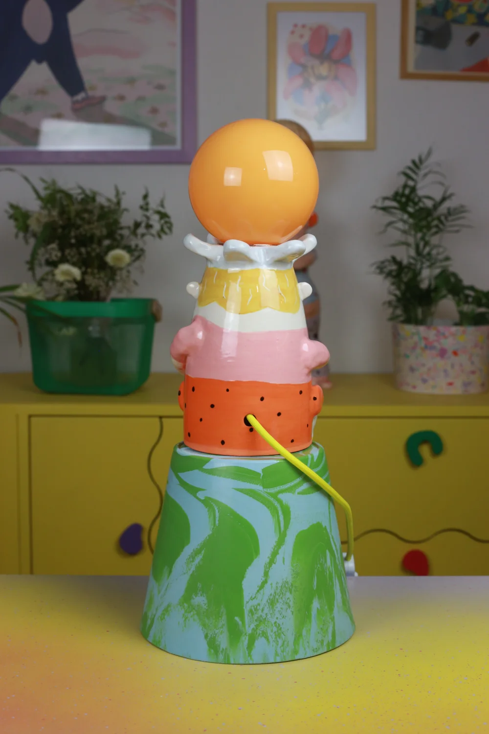 lampa smutny ktoś z butlą