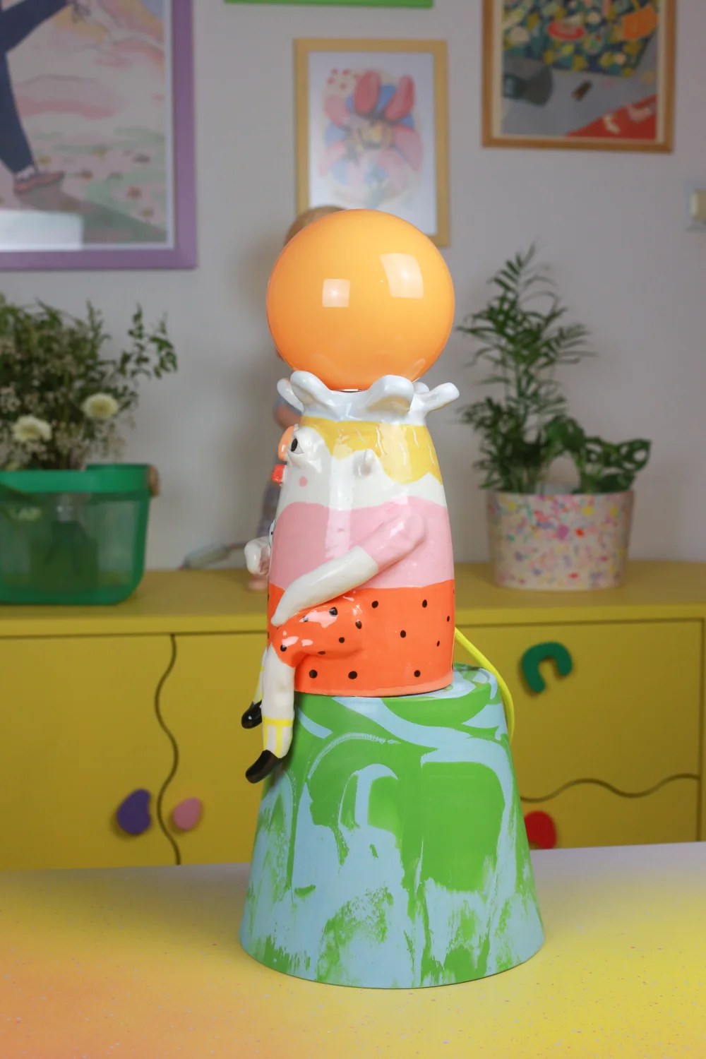 lampa smutny ktoś z butlą