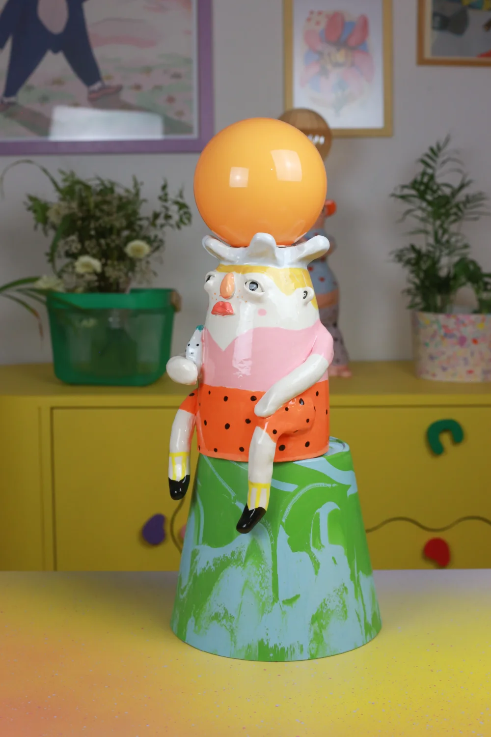 lampa smutny ktoś z butlą