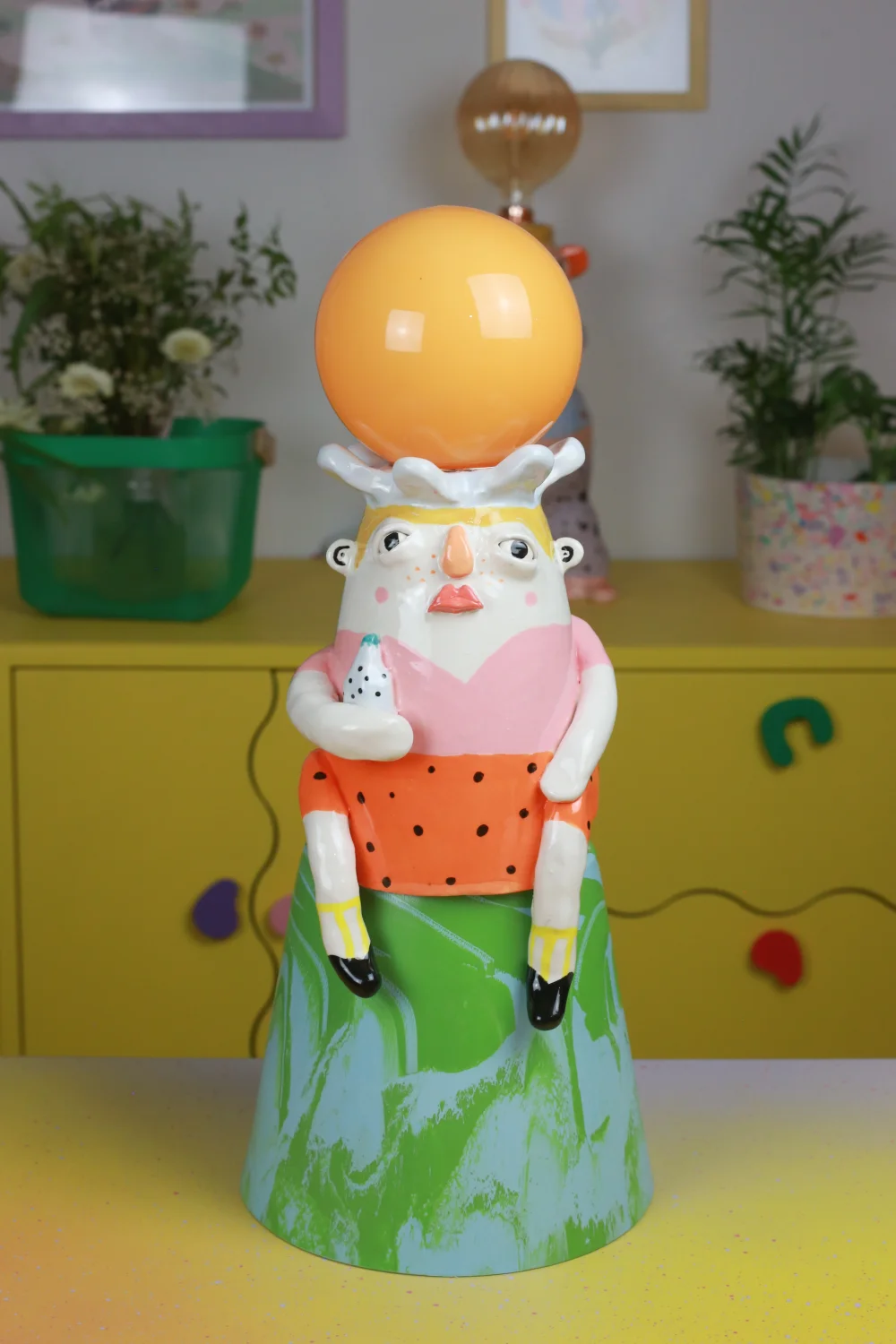 lampa smutny ktoś z butlą